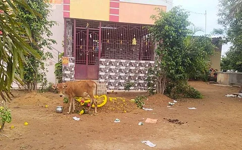 வீட்டின் முன் புதைக்கப்பட்ட பெண் சடலம்!