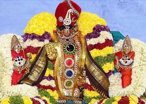 பெரிய தேரில் சிறப்பு அலங்காரத்தில் பக்தர்களுக்கு வியாழக்கிழமை காட்சியளித்த அருள்மிகு சென்னகேசவப்பெருமாள் உடனமர் ஸ்ரீதேவி, ஸ்ரீபூதேவி உற்சவமூர்த்தி சுவாமிகள்.