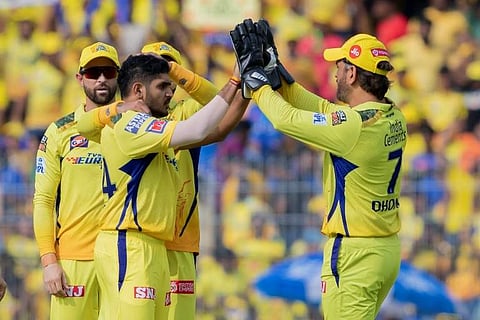 ஆதிக்கம் செலுத்திய வேகப் பந்துவீச்சாளர்கள்: சென்னைக்கு 140 ரன்கள் இலக்கு