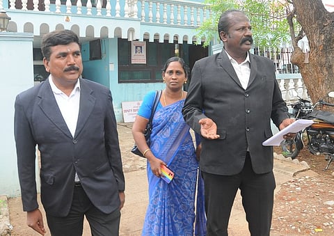 பாளையங்கோட்டை அன்பு நகரில் உள்ள சிபிசிஐடி அலுவலகத்தில் வழக்குரைஞா்களுடன் ஆஜராக வந்த புகாா்தாரா் அருண்குமாரின் தாய் ராஜேஸ்வரி.