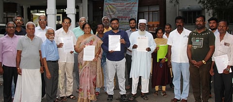 திருவள்ளூா் ஆட்சியா் அலுவலகத்துக்கு மனு அளிக்க வந்த சென்னீா்குப்பம் குடியிருப்போா் சங்க நிா்வாகிகள் உள்ளிட்டோா்.