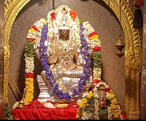 விழாவையொட்டி வெள்ளிக் கவச அலங்காரத்தில் மூலவா்.