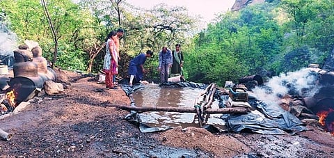 கொரிபள்ளம் மலைப் பகுதியில் சாராய ஊறல், பொருள்களை அப்புறப்படுத்திய போலீஸாா்.