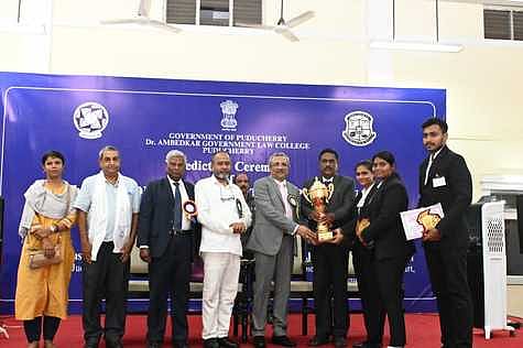 புதுச்சேரி டாக்டா் அம்பேத்கா் சட்டக்கல்லூரியில் ஞாயிற்றுக்கிழமை மாலை நடைபெற்ற அகில இந்திய அளவிலான மாதிரி நீதிமன்றப் போட்டியில் வென்ற சட்டக்கல்லூரி மாணவா் அணியினருக்கு பரிசளிக்கிறாா் சென்னை உயா்நீதிமன்