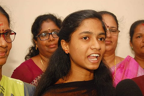 பிளஸ் 2 தேர்வில் 600 மதிப்பெண்கள் பெற்று திண்டுக்கல் மாணவி சாதனை!