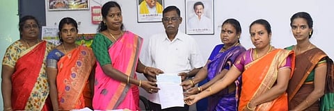 கீழத்திருப்பாலக்குடி ஊராட்சி தொடக்கப் பள்ளி தலைமை ஆசிரியா் சா. சித்ராவிடம் ரூ. 25,000-க்கான காசோலையை வழங்கும் வட்டாரக் கல்வி அலுவலா்கள் ஜெ. இன்பவேணி, து. முத்தழகன்