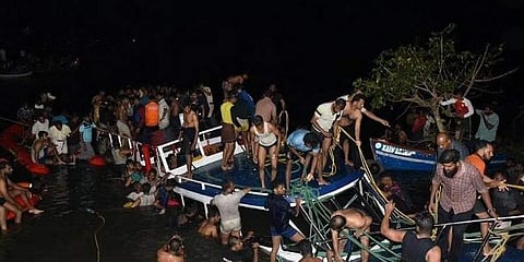 மீட்புப் பணியில் ஈடுபட்டுள்ள மீட்புப் படையினர்