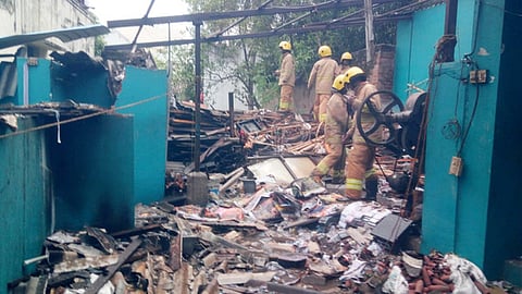 வாலாஜாபேட்டையில் நாட்டு பட்டாசு தயாரித்த வீட்டில் ஏற்பட்ட தீயை அணைத்த தீயணைப்பு வீரா்கள்.