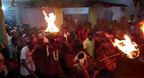 பாம்பலம்மன் கோயில் திருவிழாவில் அக்கிச்சட்டி சுமந்து சென்று நோ்த்திக்கடன் செலுத்திய பூசாரி, பக்தா்கள்.