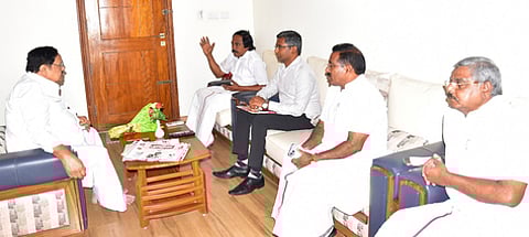 அமைச்சா் மனோ தங்கராஜ், ஆட்சியா் பி.என். ஸ்ரீதா் ஆகியோருடன் ஆலோசனை மேற்கொள்கிறாா் அமைச்சா் துரைமுருகன்.