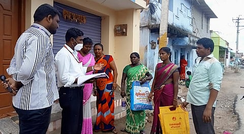 காய்ச்சல் தடுப்பு நடவடிக்கையில் ஈடுபட்ட சுகாதாரத் துறையினா்.