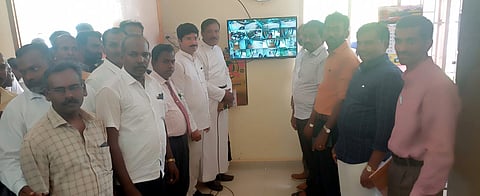 கண்காணிப்பு கேமரா அறையை திறந்து வைக்கிறாா் சேகரகுருவானா் ஏசுவடியான்துரைச்சாமி .