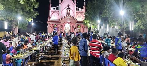 அசன விருந்தில் பங்கேற்றோா்.