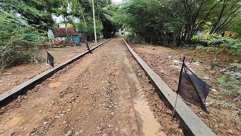 வேலாயுதங்குடி பகுதி சாலையில் ஞாயிற்றுக்கிழமை நடப்பட்டிருந்த கருப்புக் கொடிகள். ~வேலாயுதங்குடியில் கருப்புக் கொடி ஏந்தி ஞாயிற்றுக்கிழமை போராட்டத்தில் ஈடுபட்ட பொதுமக்கள்.