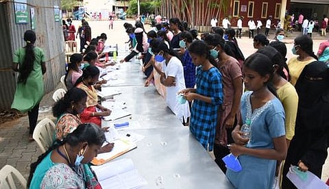 தஞ்சாவூா் தாமரை பன்னாட்டுப் பள்ளியில் நீட் தோ்வு எழுதுவதற்காக ஞாயிற்றுக்கிழமை வந்த மாணவிகள்.