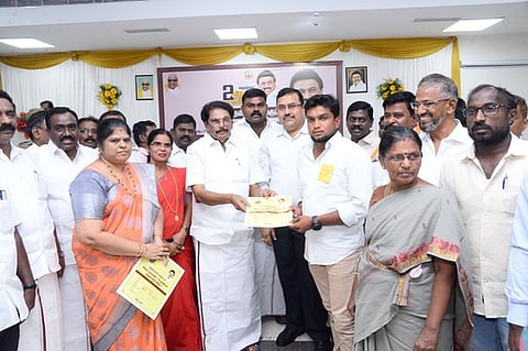 நலத்திட்ட உதவியை வழங்கினாா் அமைச்சா் கே.கே.எஸ்.எஸ்.ஆா்.ராமச்சந்திரன் . உடன், மாவட்ட ஆட்சியா் துரை.ரவிச்சந்திரன் உள்ளிட்டோா்.