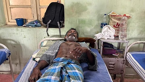 காவல் துறை தாக்கியதில் தொழிலாளி காயம்: நடவடிக்கை எடுக்கக் கோரிக்கை