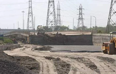 திருவொற்றியூா் - மணலி நெடுஞ்சாலையில் நடைபெற்று வரும் மேம்பாலப் பணிகள்.