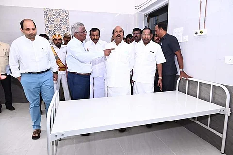 அரசு பல்நோக்கு மருத்துவமனை கட்டடத்தை பார்வையிட்ட அமைச்சர்கள் எ.வ.வேலு, சு.முத்துசாமி.