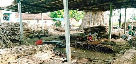 வாழப்பாடி அடுத்த கீற்று முடையும் பெண் தொழிலாளர்கள்.