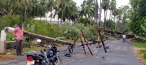 சூறாவளிக் காற்றால் முறிந்து விழுந்து மின் கம்பம்