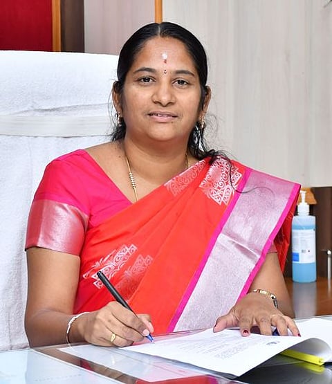 புதிய மாவட்ட வருவாய் அலுவலராக பொறுப்பேற்ற மோ.ஷா்மிளா.