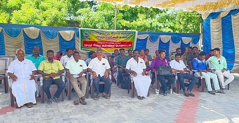 போராட்டத்தில் பங்கேற்றோா்.