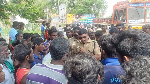 கவுன்சிலரின் கணவா் மீது தாக்குதல்: பொதுமக்கள் சாலை மறியல்