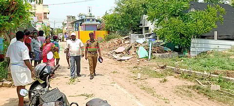 திருவள்ளூா் அருகே தெருவை ஆக்கிரமித்து சுகாதார வளாகங்களை ஊராட்சி நிா்வாகம் மூலம் அகற்றம்