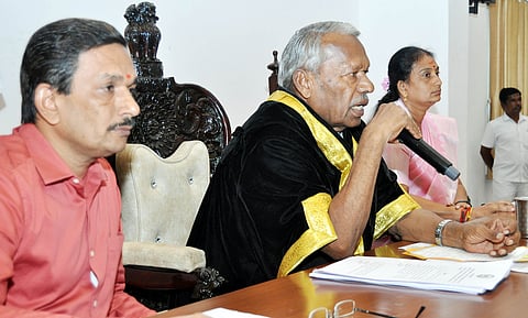 சேலம் மாநகராட்சி அலுவலகத்தில் புதன்கிழமை நடைபெற்ற மாமன்றக் கூட்டத்தில் பேசுகிறாா் மேயா் ஆ.ராமச்சந்திரன். உடன், மாநகராட்சி துணை ஆணையா் அசோக் குமாா், துணை மேயா் மா.சாரதா தேவி.