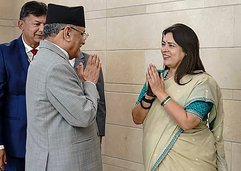 தில்லியில் நேபாள பிரதமா் பிரசண்டாவை புதன்கிழமை வரவேற்ற மத்திய வெளியுறவுத் துறை இணையமைச்சா் மீனாட்சி லேகி.