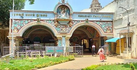 தஞ்சாவூா் சரசுவதி மகால் நூலகத்தின் முகப்பு பகுதி.