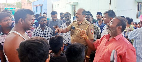 முன் விரோதம்: 5 குடும்பத்தினரை அனுமதிக்காமல் கோயிலுக்கு பூட்டு போட்ட நிா்வாகத்தினா்