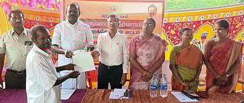 பயனாளிக்கு நலத்திட்ட உதவிகளை வழங்கிய எம்எல்ஏ சு.ரவி, பிற்படுத்தப்பட்டோா் நல மற்றும் சிறுபான்மையினா் நல அலுவலா் முரளி.