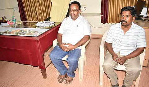 லஞ்சம் பெற்றது தொடா்பாக புதன்கிழமை கைது செய்யப்பட்ட கடலூா் வட்டாரப் போக்குவரத்து அலுவலா் சுதாகா், இடைத்தரகா் சிவசங்கா்.