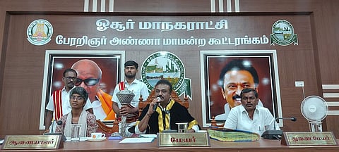 ஒசூா் மாநகராட்சியில் நடைபெற்ற மாமன்ற கூட்டத்தில் கலந்து கொண்டு பேசிய மேயா் எஸ்.ஏ.சத்யா .