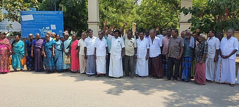 கோவில்பட்டி கோட்டாட்சியா் அலுவலகம் முன்பு நடைபெற்ற முற்றுகை போராட்டத்தில் பங்கேற்றோா்.