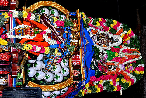 திருப்பத்தூா் திருத்தளிநாதா் கோயிலில் விஸ்வகா்மா மண்டகப்படியையொட்டி திருவீதியுலா வந்த சுவாமிகள்.