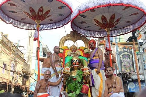 அனுமந்த வாகனத்தில் கோவிந்தராஜ சுவாமி வலம்