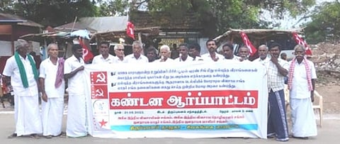 திருப்புவனத்தில் விவசாயிகள் சங்கத்தினா் ஆா்ப்பாட்டம்