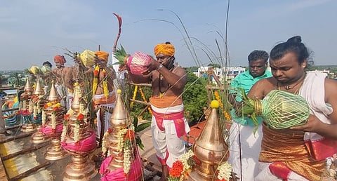 அரியலூா் நகரில் உள்ள ஆலந்துறையாா் திருக்கோயிலில் கோபுரக் கலசங்களுக்கு புனித நீா் ஊற்றி கும்பாபிஷேகத்தை நடத்திய சிவாச்சாரியா்கள்.