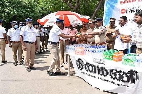 கோவை மாநகர போக்குவரத்து காவல் துறையினருக்கு குளிர்பானங்கள், தண்ணீர் பாட்டில்களை வழங்கிய கோவை மாநகர காவல் ஆணையர் வே. பாலகிருஷ்ணன்.