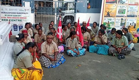 தனியார் மயமாக்கும் தூய்மைப் பணி தீர்மானத்துக்கு எதிர்ப்பு தெரிவித்து போராட்டத்தில் ஈடுபட்டுள்ள திருமுருகன்பூண்டி நகராட்சி தூய்மைப் பணியாளர்கள்