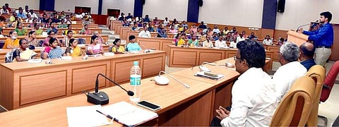 உயா்கல்வி வழிகாட்டல் நிகழ்ச்சியில் பேசுகிறாா் மாவட்ட ஆட்சியா் ராஜகோபால் சுன்கரா.