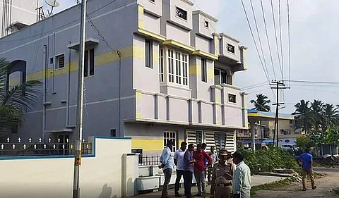 சேலத்தில் வீட்டின் கதவை உடைத்து 50 பவுன் நகைகள் கொள்ளை