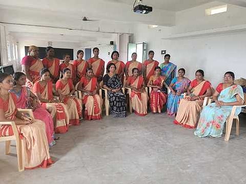 ஸ்ரீவில்லிபுத்தூா் மகரிஷி வித்யா மந்திா் சி.பி.எஸ்.இ. பள்ளியில் புத்தாக்கப் பயிற்சியை செவ்வாய்க்கிழமை தொடங்கி வைத்த பள்ளி அறங்காவலா் சித்ரா மகேஸ்வரி.