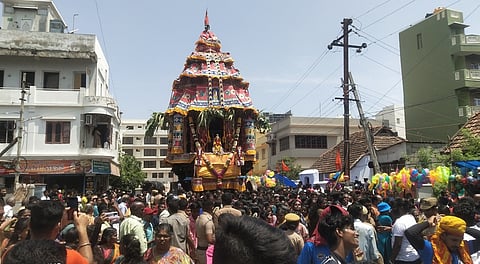 தேரோட்டத்தில் பங்கேற்ற பக்தா்கள்.