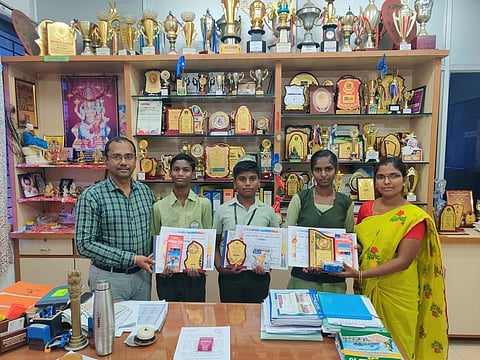 கரூா் மாவட்ட அளவிலான ஓவியப் போட்டியில் சிறப்பிடம் பெற்ற மாணவா்கள், மாணவிக்கு வியாழக்கிழமை சான்றிதழ் வழங்கி பாராட்டிய பள்ளி முதல்வா் டி.பிரகாசம்.