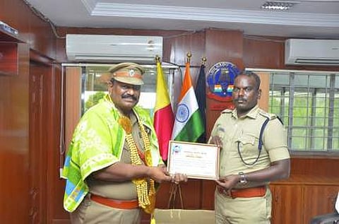 புதுச்சத்திரம் காவல் ஆய்வாளா் வெங்கடாசலம் புதன்கிழமை ஓய்வு பெற்றதையடுத்து, அவருக்கு காவல் கண்காணிப்பாளா் ச.ராஜேஸ் கண்ணன் பாராட்டுச் சான்றிதழை வழங்கினாா் (படம்).