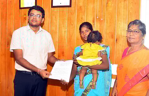 பரமக்குடியில் வன்கொடுமையால் உயிரிழந்தவரின் மனைவியிடம் ரூ 6 லட்சம் நிதியை புதன்கிழமை வழங்கிய மாவட்ட ஆட்சியா் பா.விஷ்ணுசந்திரன்.